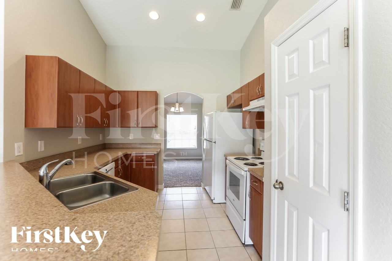 2637 Lacroix Ave - Photo 7 of 18