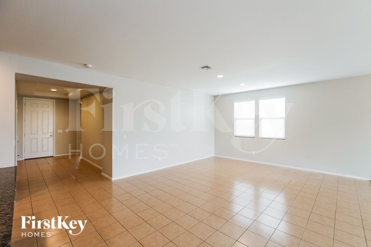 18333 W Onyx Ave - Photo 3 of 16