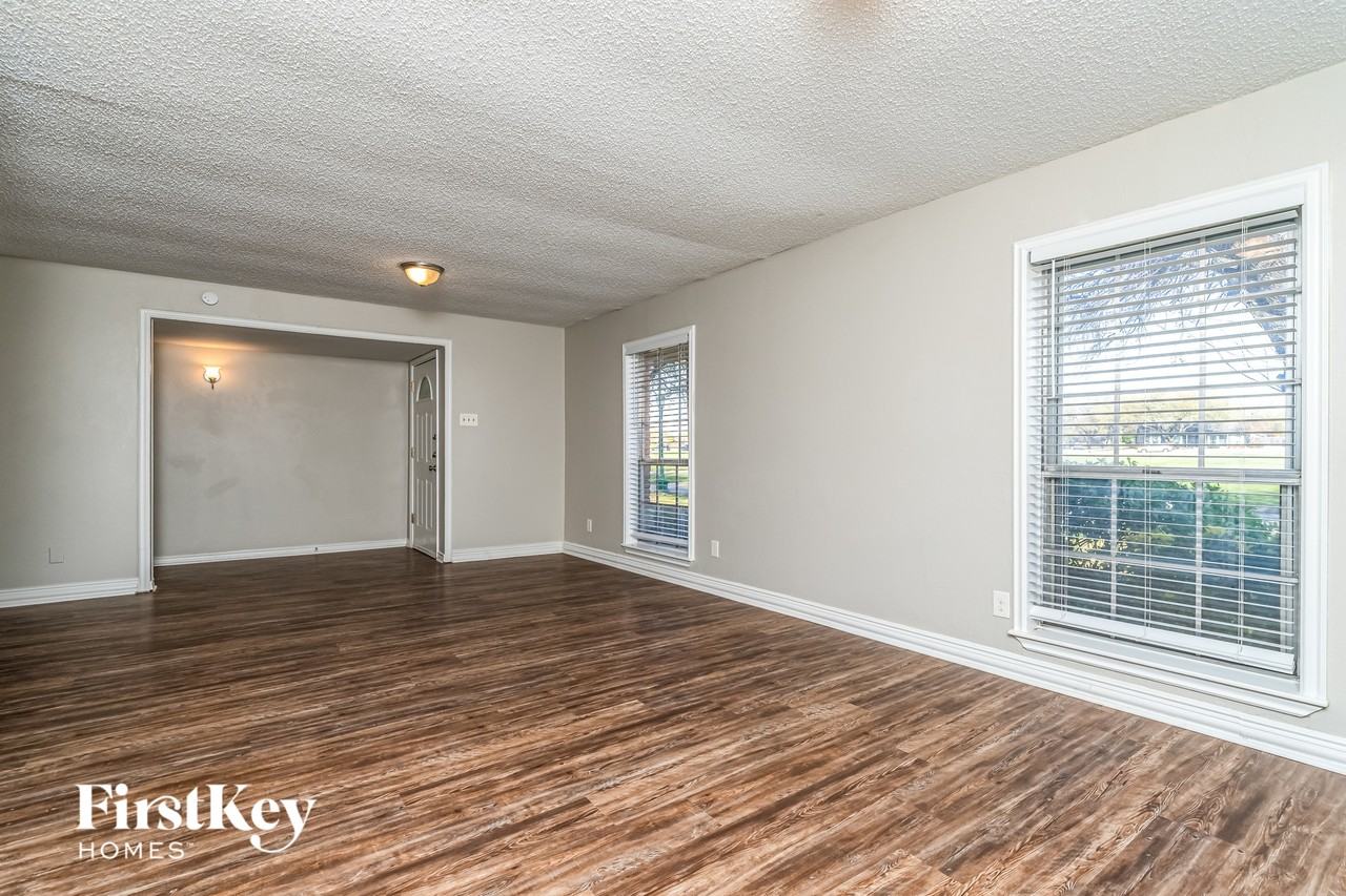 4913 Alta Oaks Ln - Photo 3 of 15