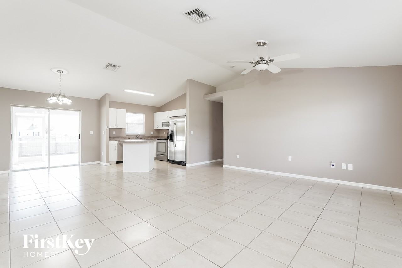 2715 Sw 1st Pl - Photo 2 of 15