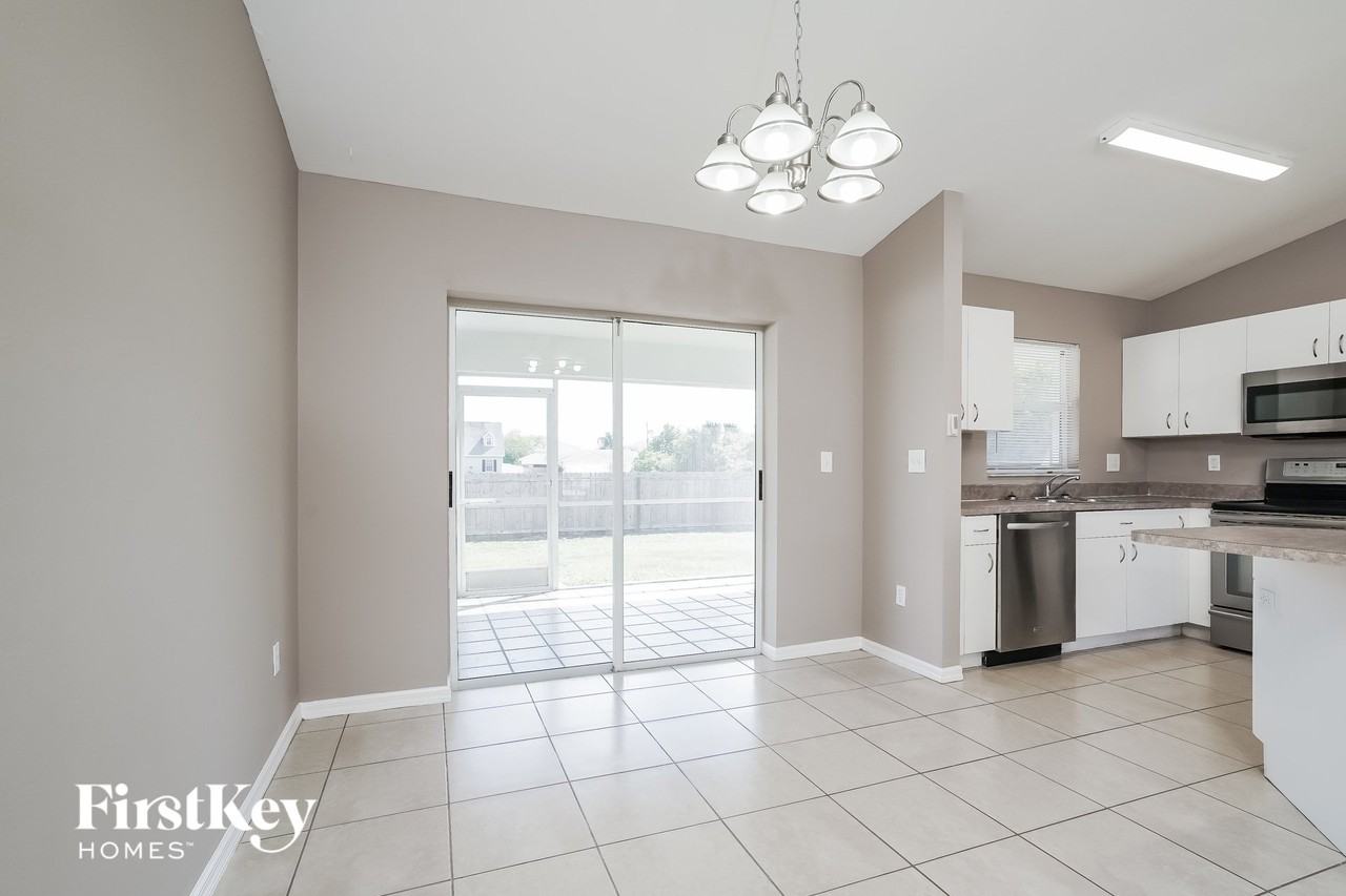 2715 Sw 1st Pl - Photo 4 of 15