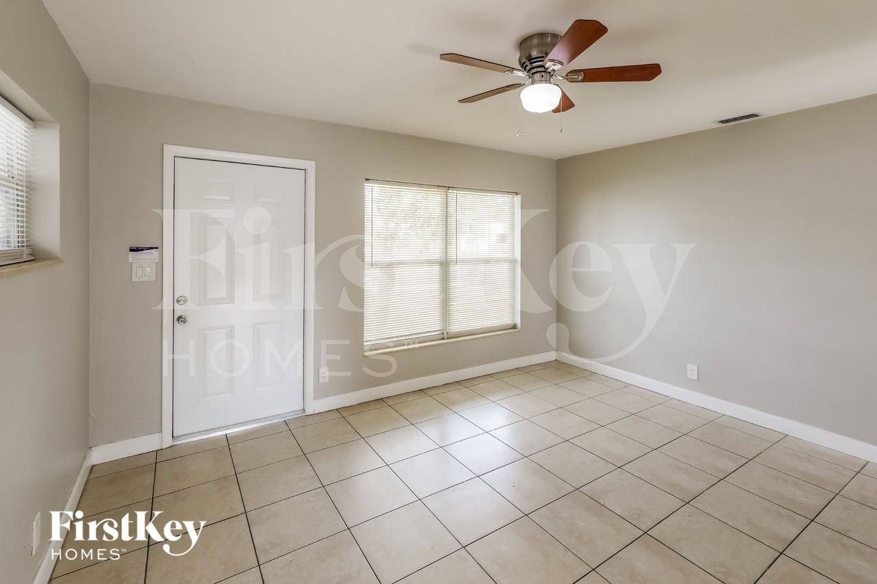 210 Nwst - Photo 5 of 15