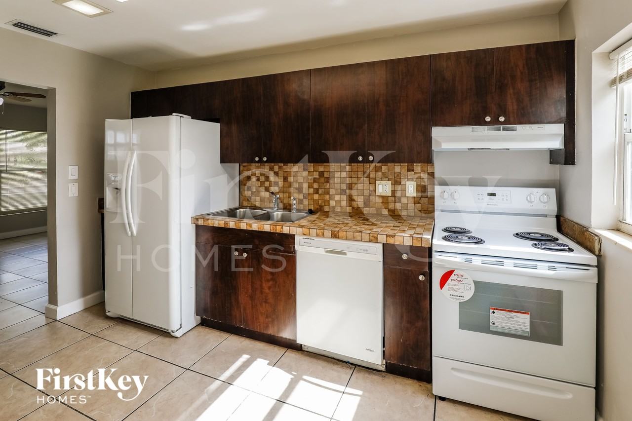 210 Nwst - Photo 6 of 15