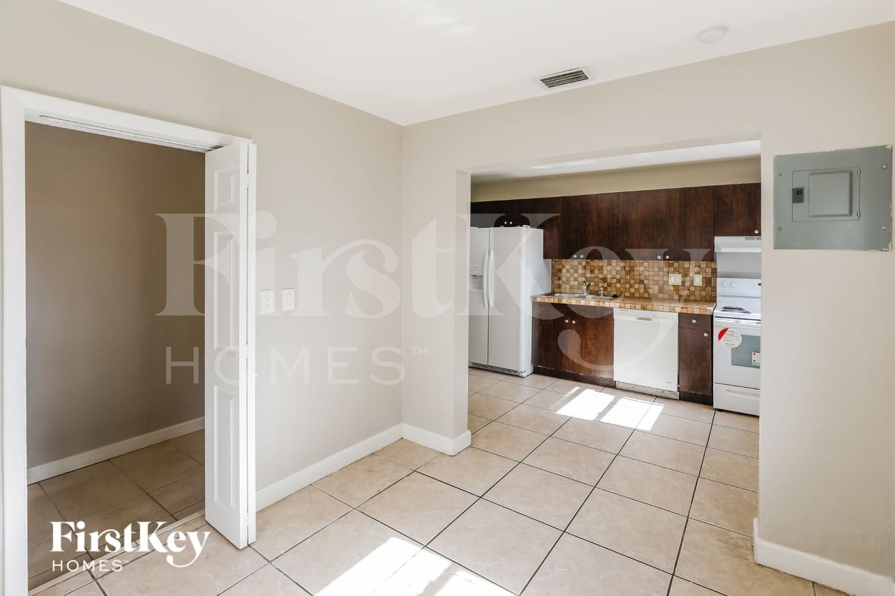 210 Nwst - Photo 7 of 15