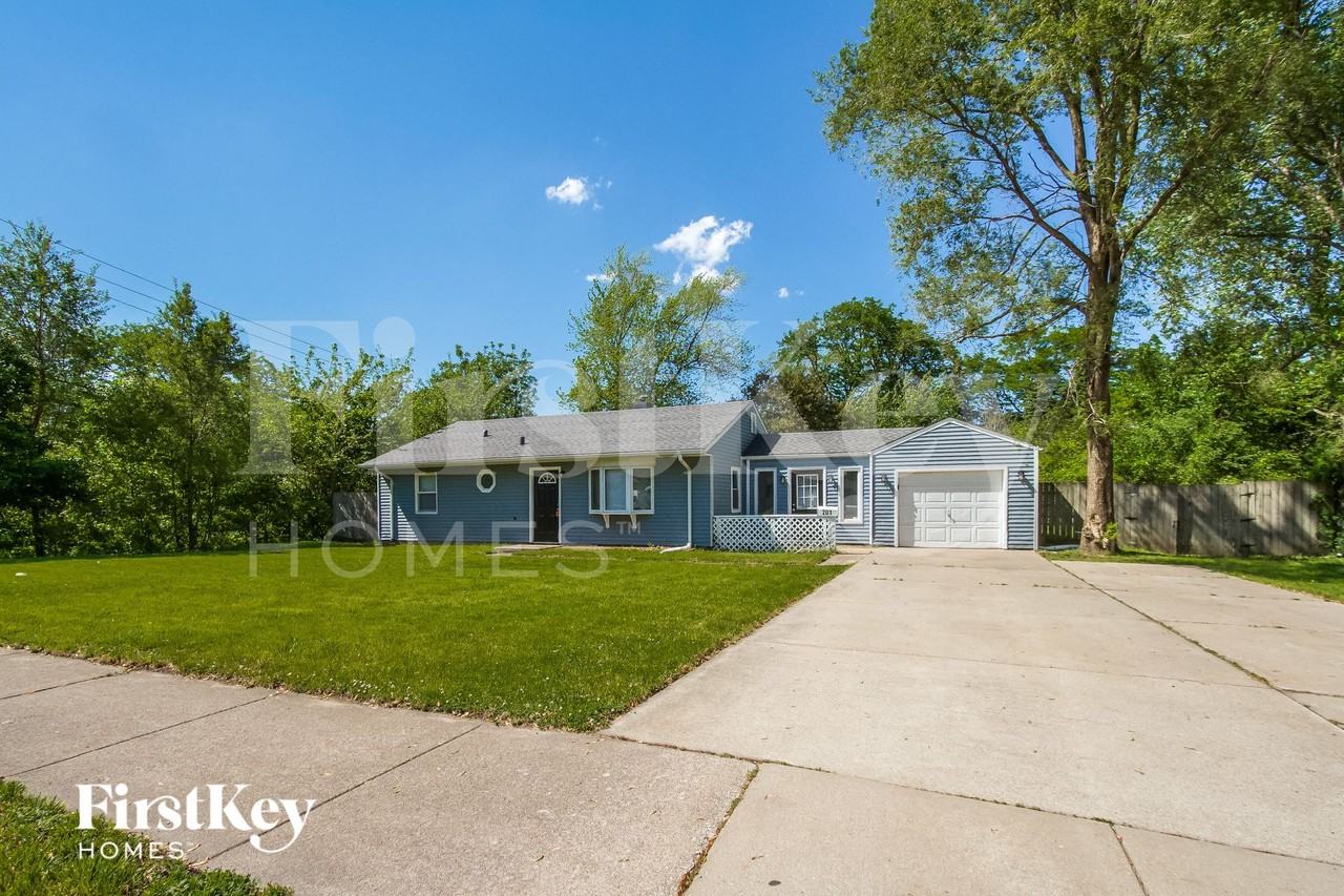 201 W 10th St - Photo 2 of 15