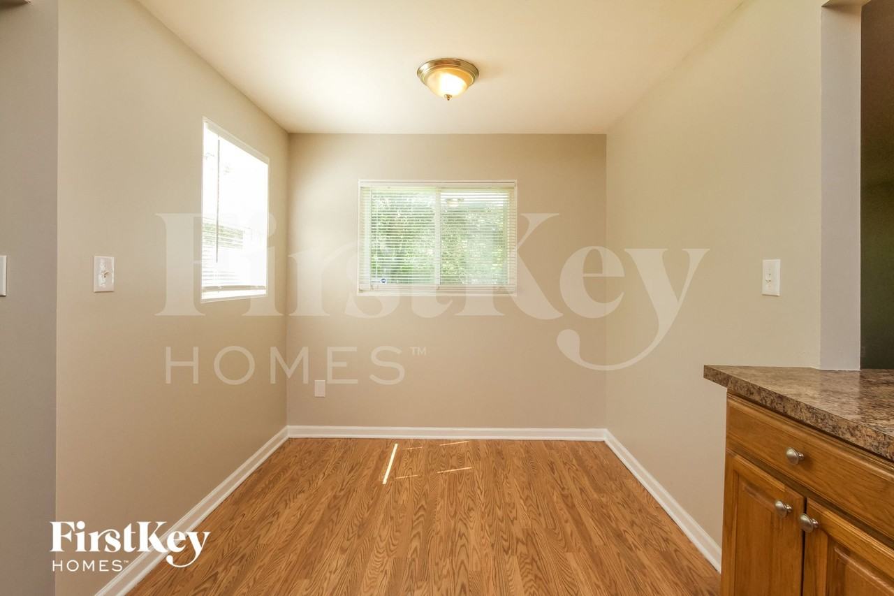 201 W 10th St - Photo 3 of 15