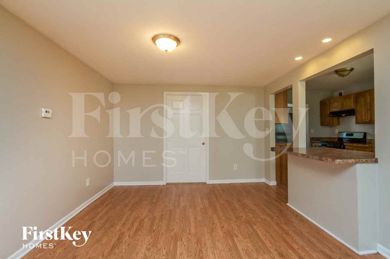 201 W 10th St - Photo 4 of 15