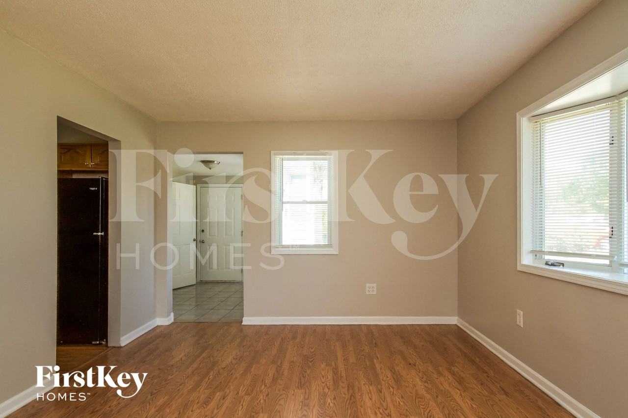 201 W 10th St - Photo 5 of 15