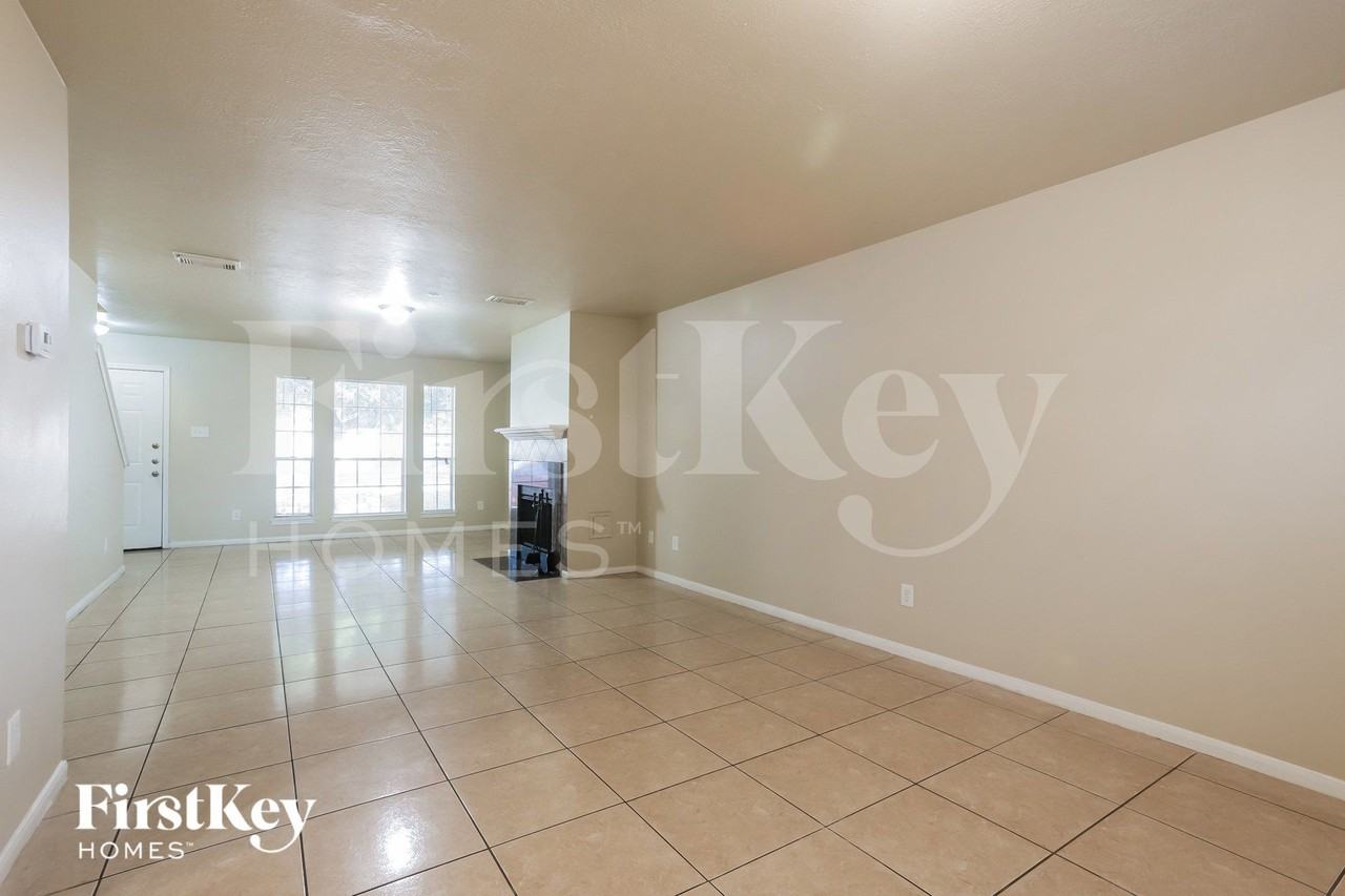 19931 Arrowsmith Dr - Photo 2 of 15