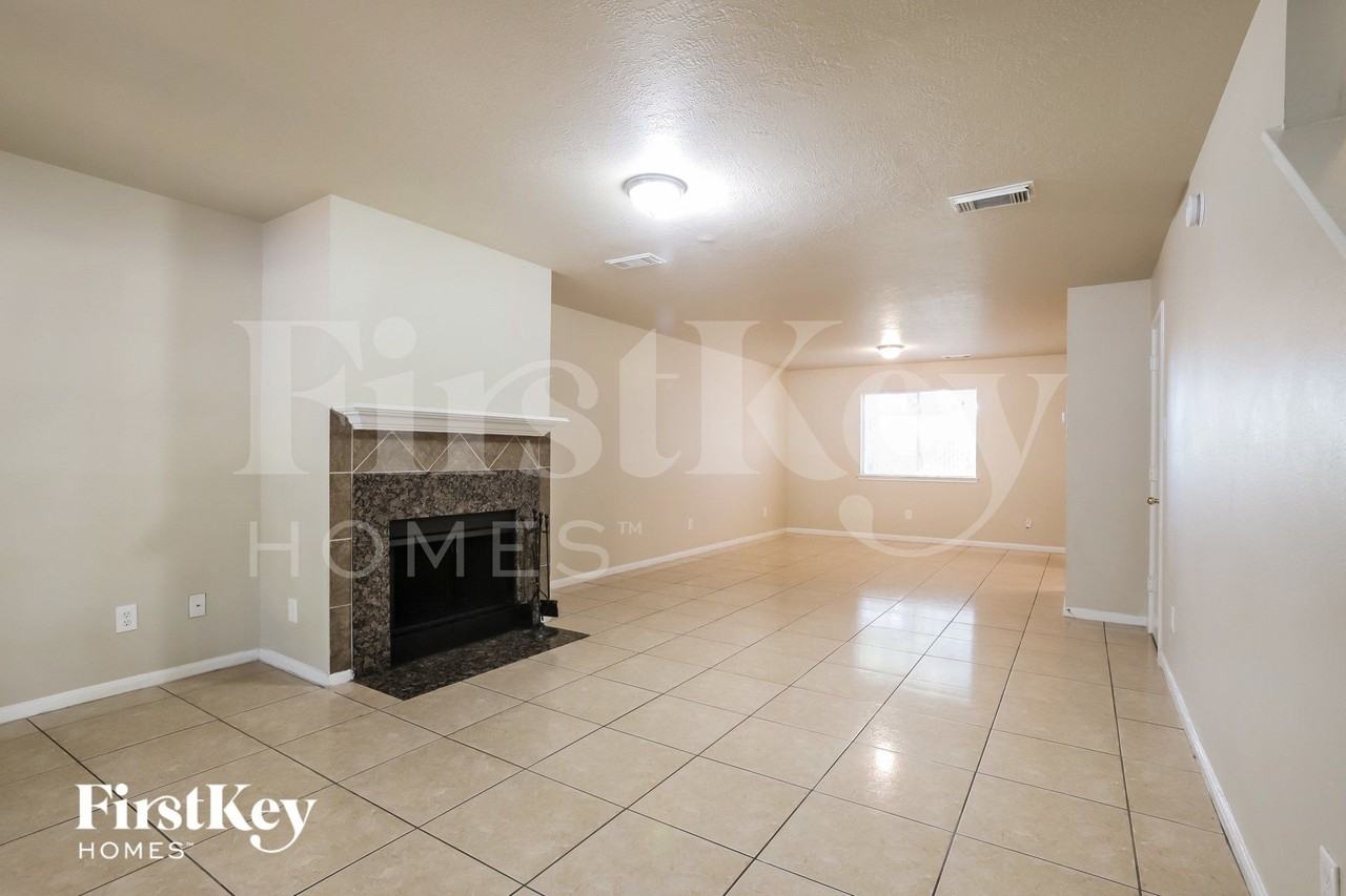 19931 Arrowsmith Dr - Photo 3 of 15