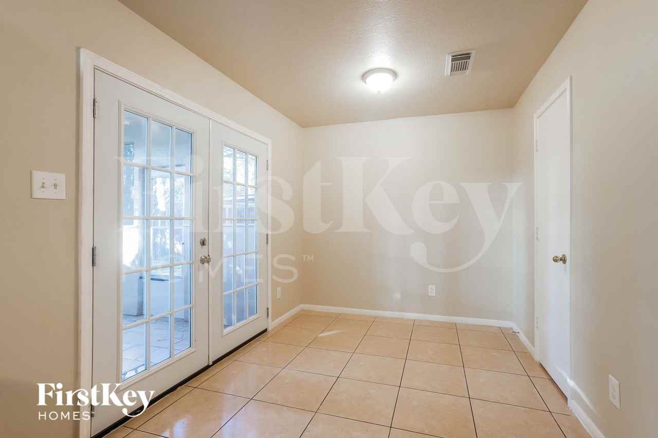 19931 Arrowsmith Dr - Photo 4 of 15