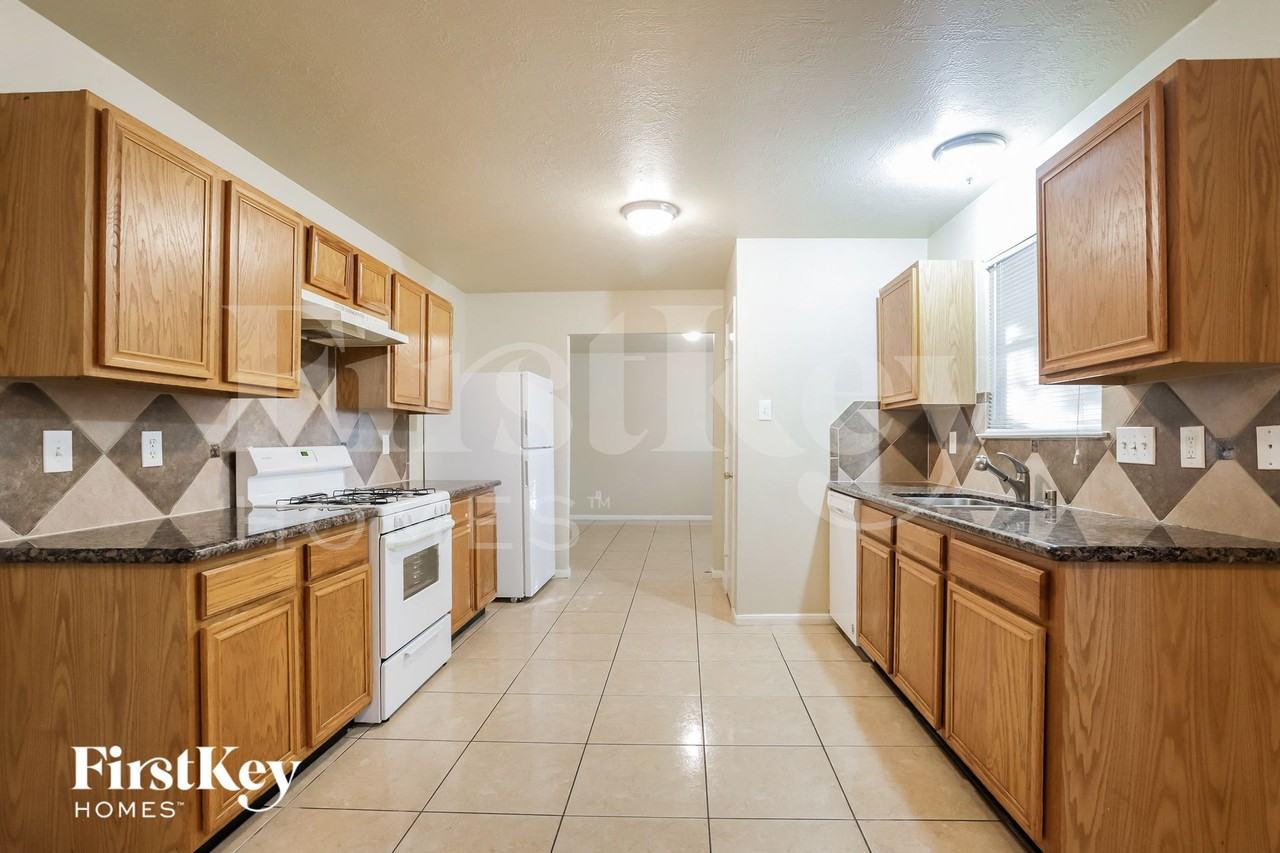 19931 Arrowsmith Dr - Photo 5 of 15