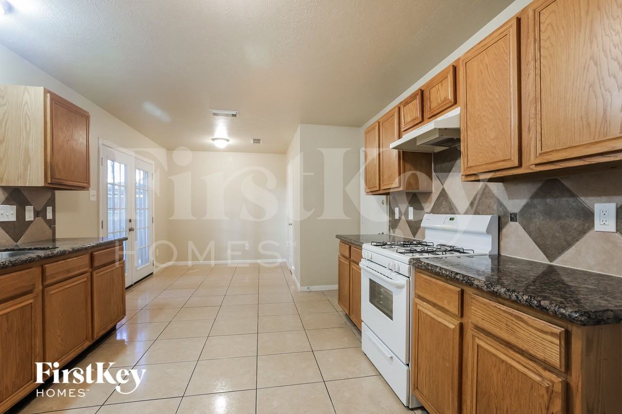 19931 Arrowsmith Dr - Photo 6 of 15