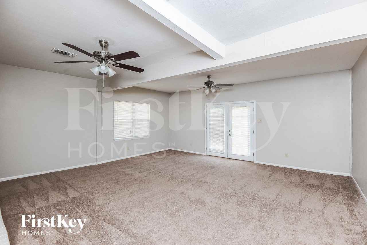 1029 Usher St - Photo 2 of 15