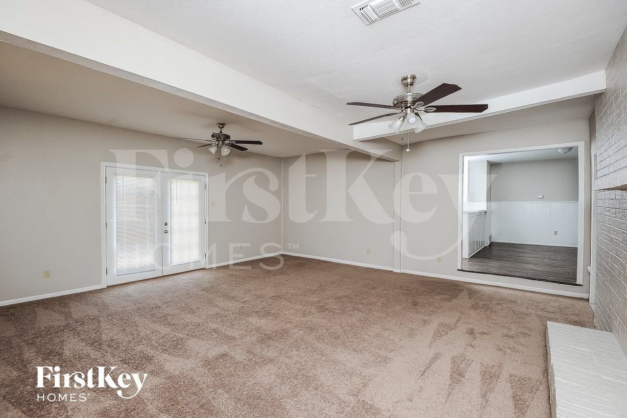 1029 Usher St - Photo 3 of 15