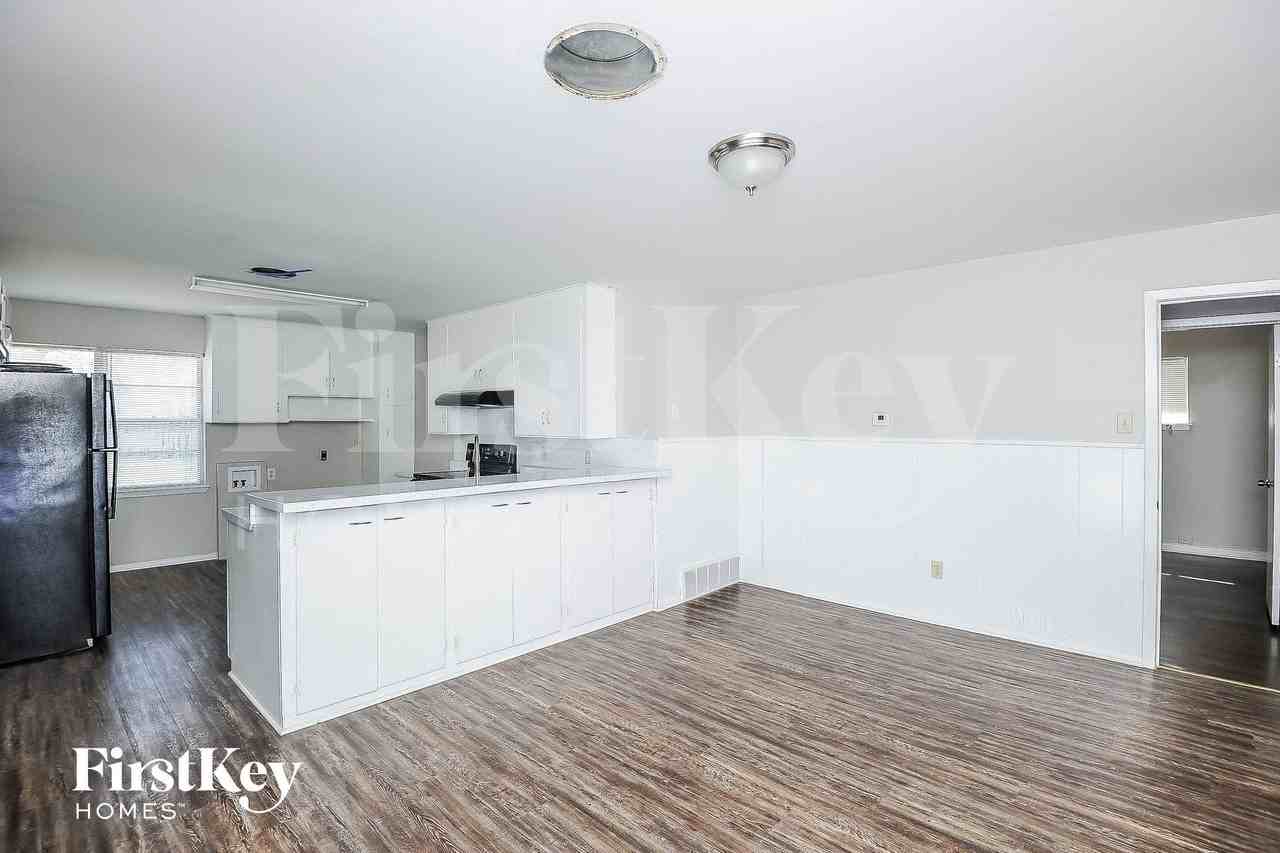 1029 Usher St - Photo 4 of 15