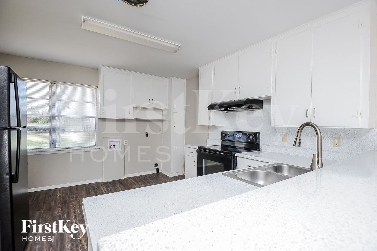 1029 Usher St - Photo 5 of 15