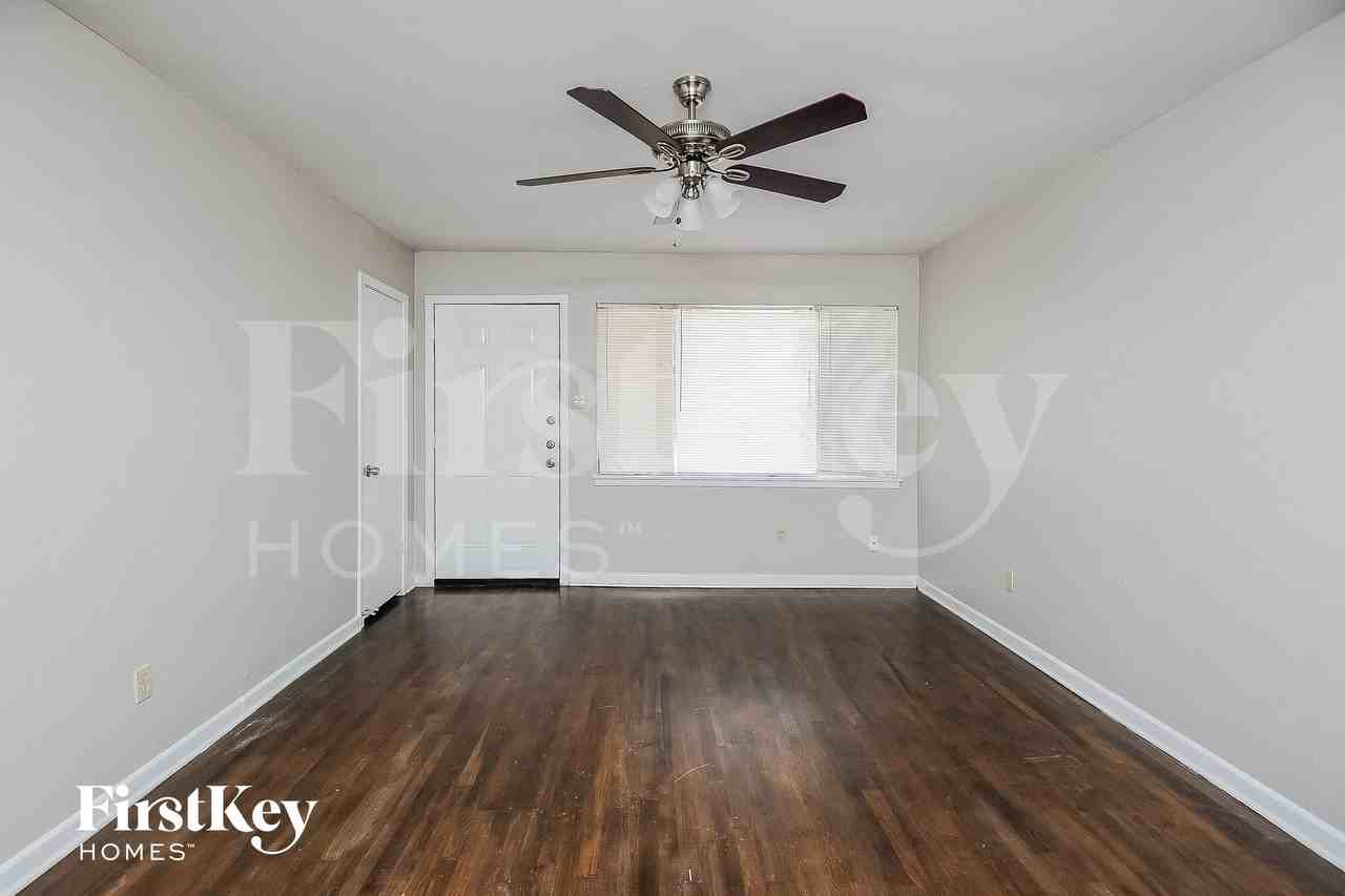 1029 Usher St - Photo 7 of 15