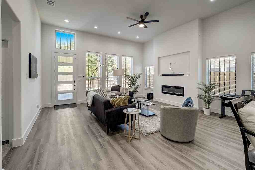 2618 Carpenter Ave - Photo 4 of 40