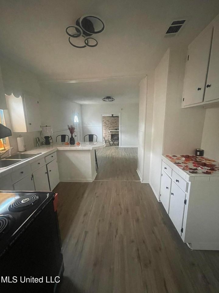 2157 Ludlow Ave - Photo 3 of 8