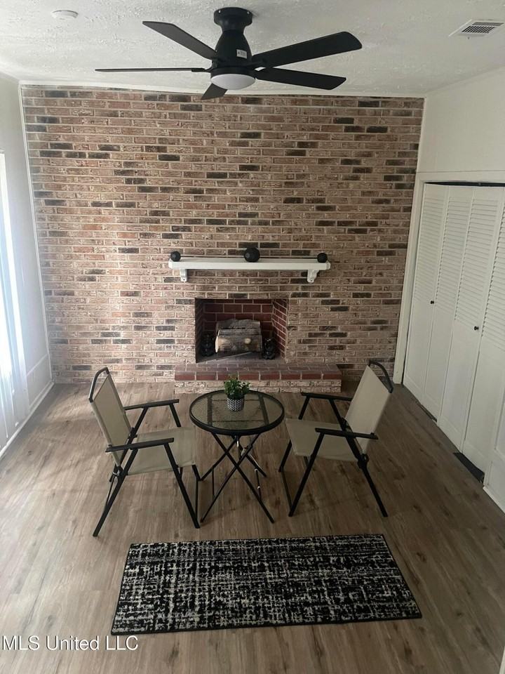 2157 Ludlow Ave - Photo 4 of 8