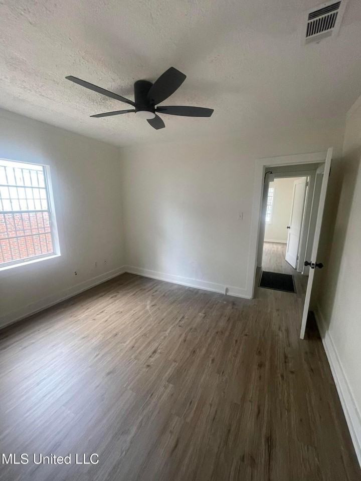 2157 Ludlow Ave - Photo 6 of 8