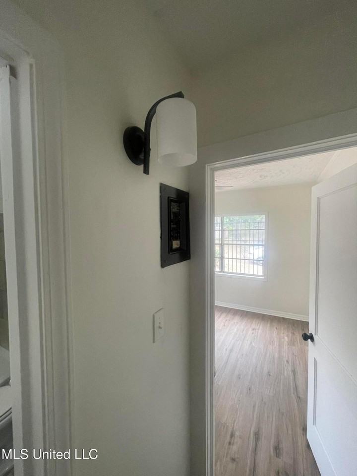 2157 Ludlow Ave - Photo 7 of 8