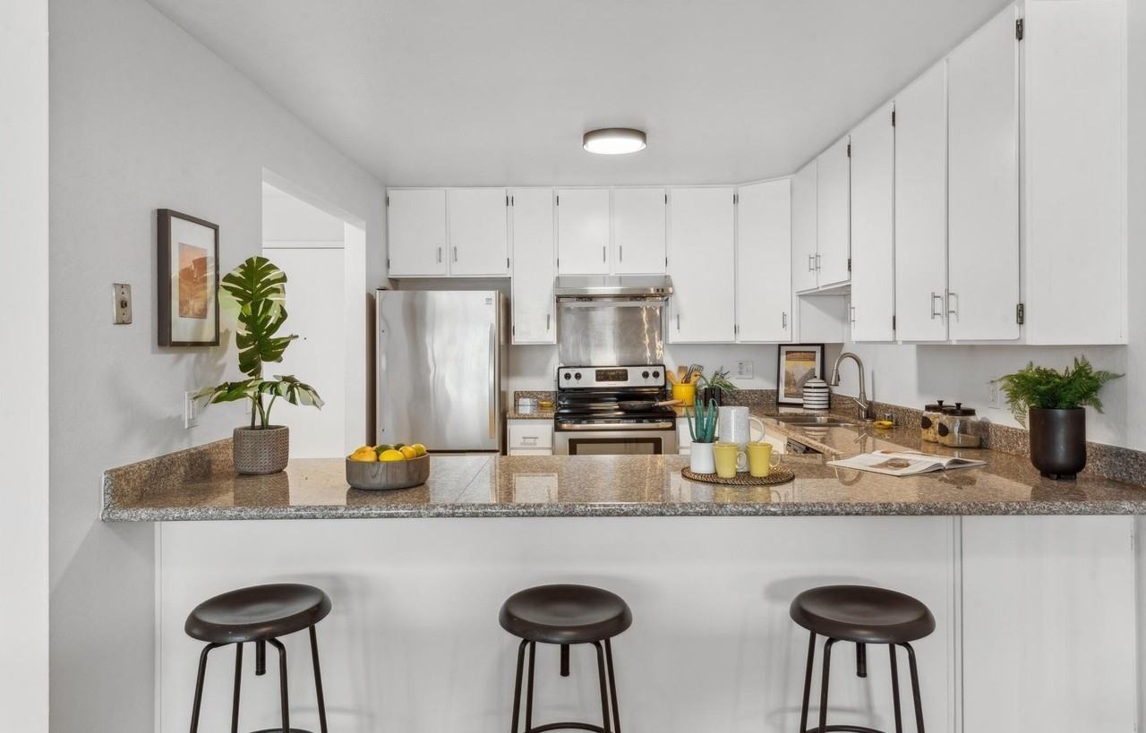 336 E 15th St - Photo 6 of 36