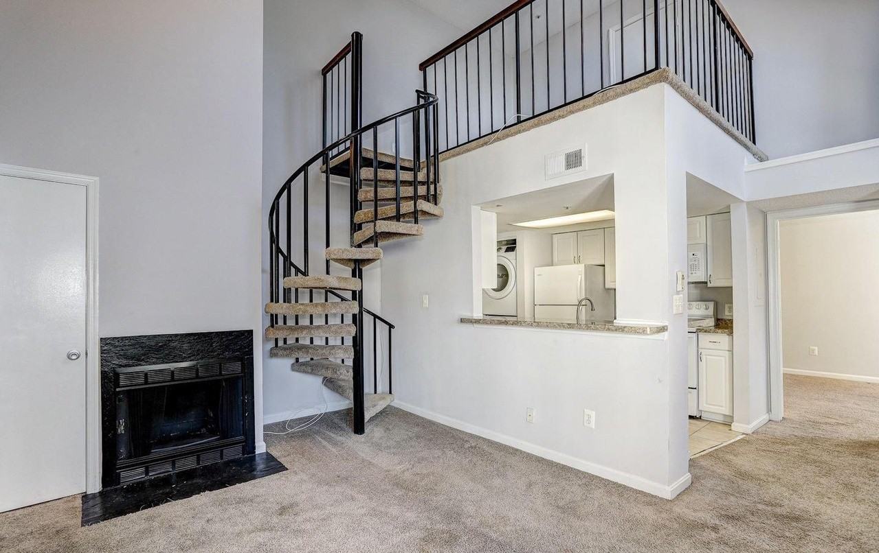 15833 Easthaven Ct - Photo 2 of 17