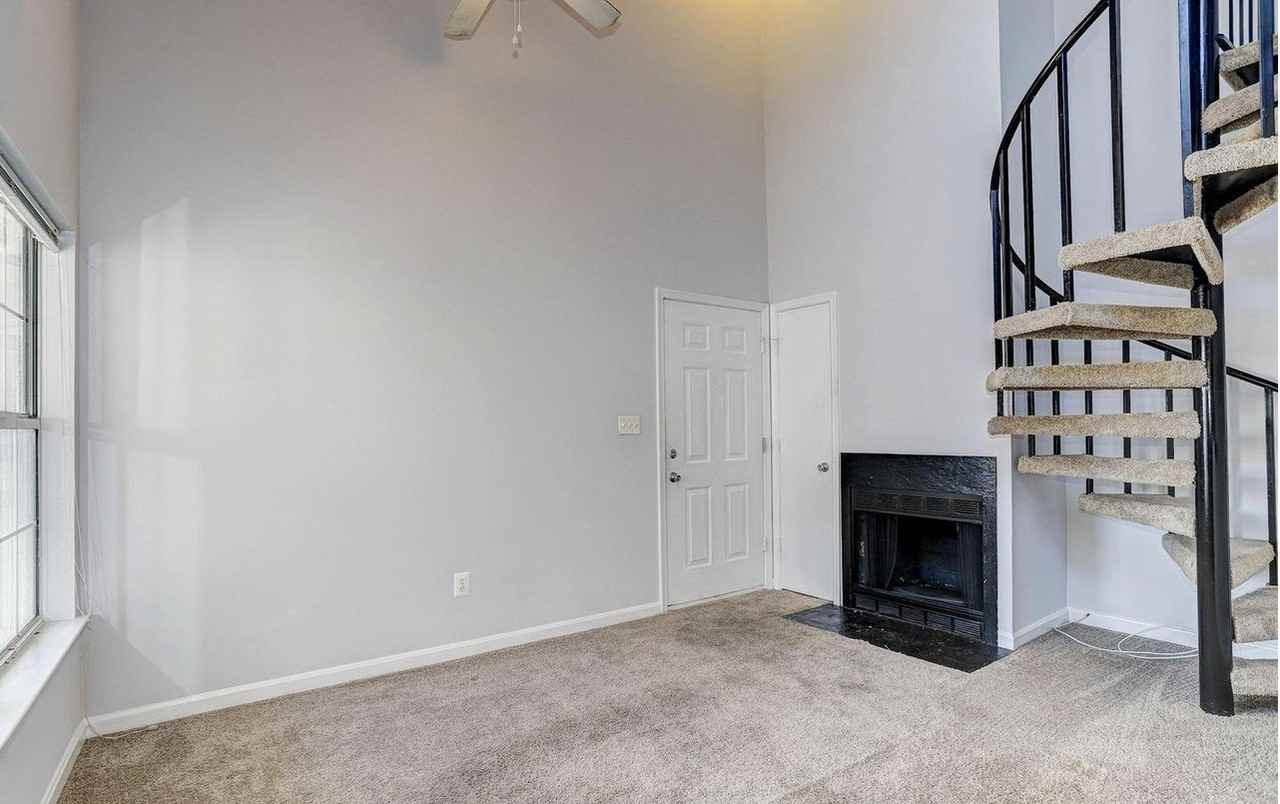 15833 Easthaven Ct - Photo 3 of 17