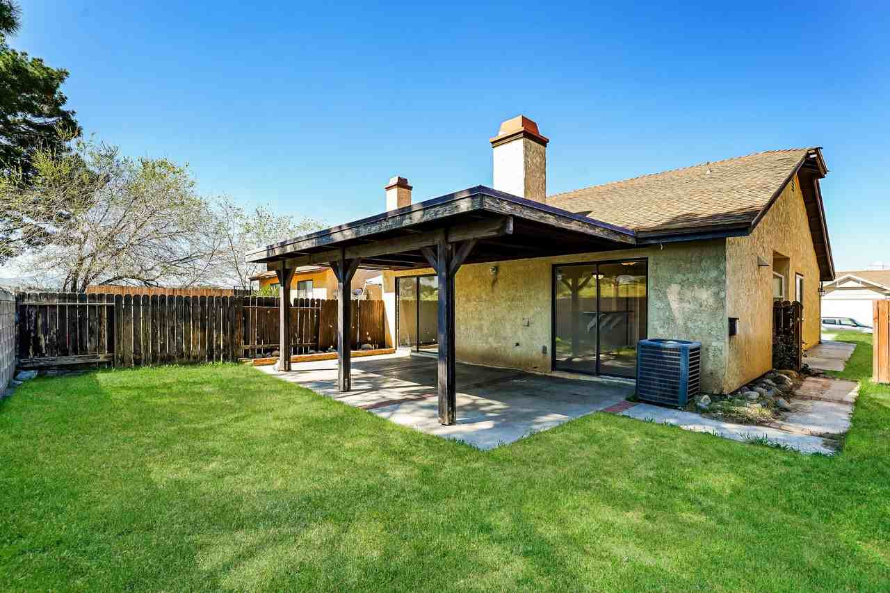 1138 E Avenue R7 - Photo 2 of 14