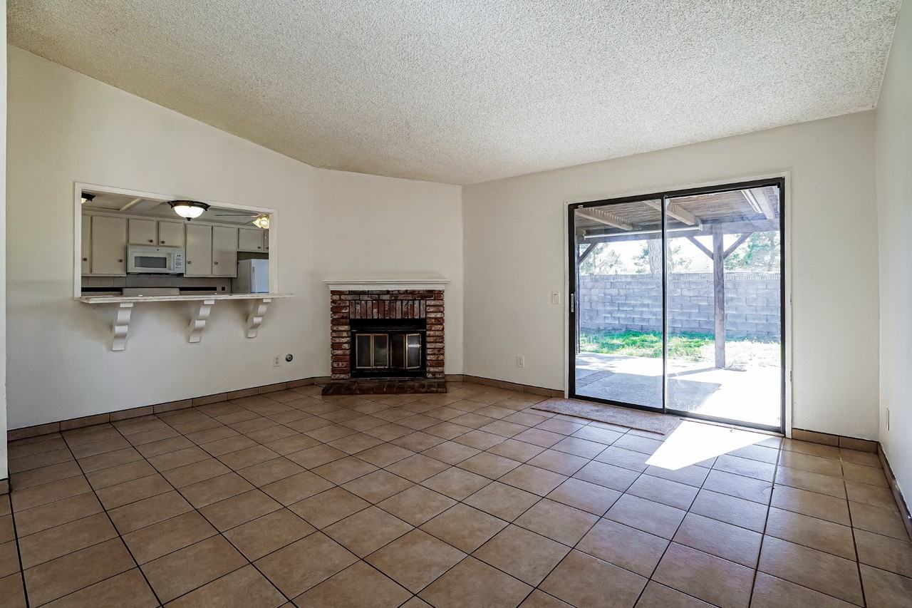 1138 E Avenue R7 - Photo 3 of 14