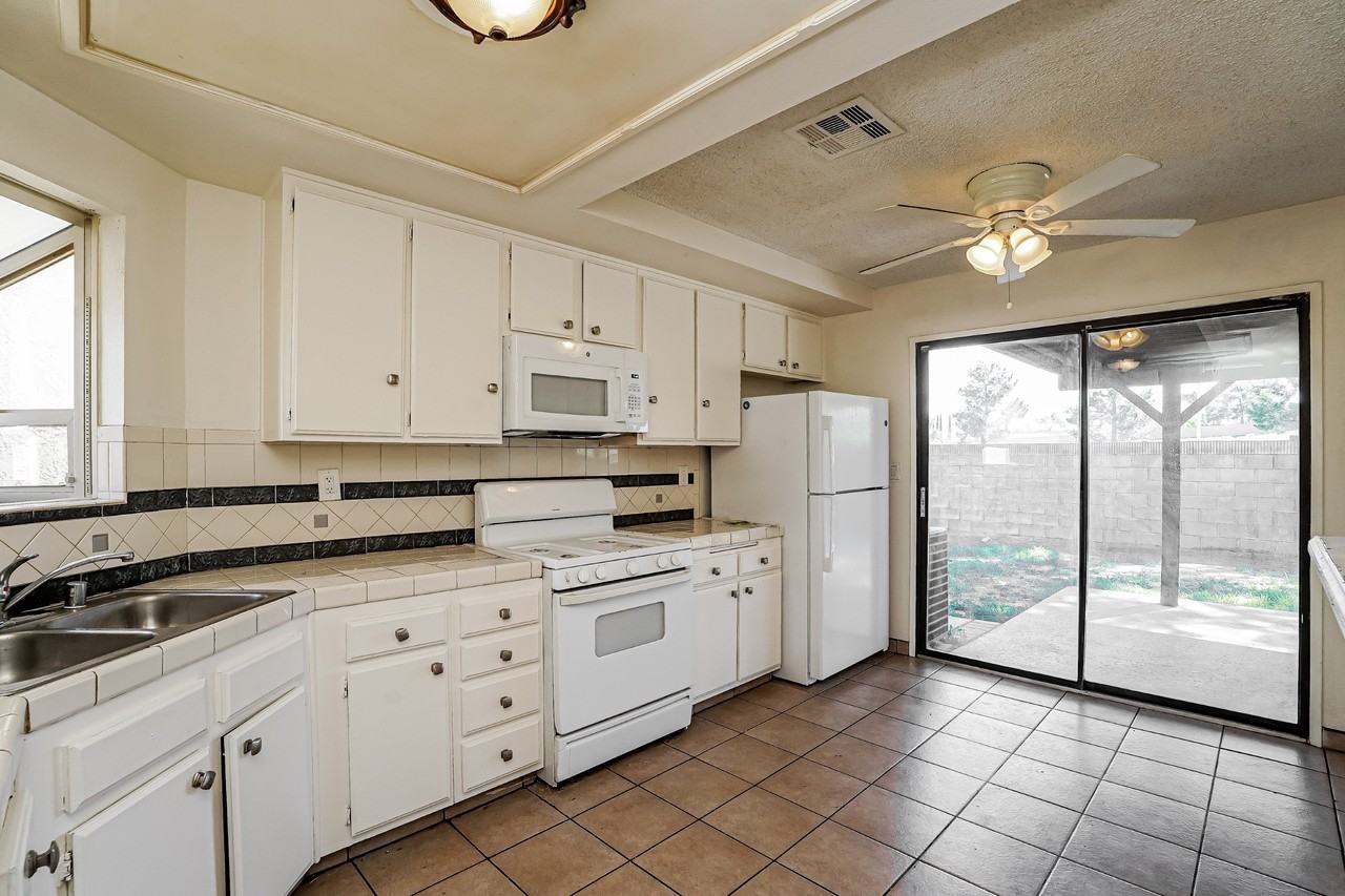 1138 E Avenue R7 - Photo 4 of 14