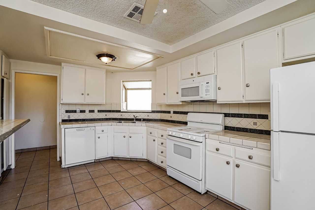 1138 E Avenue R7 - Photo 5 of 14