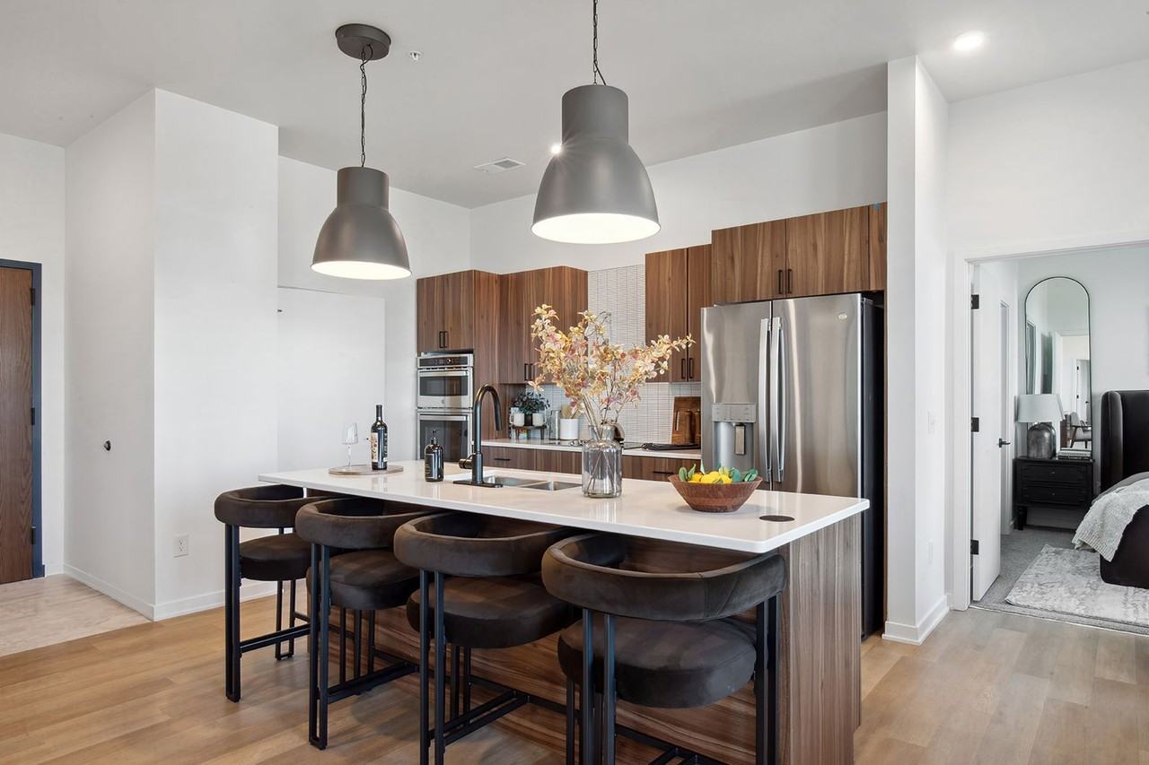 37 West Farnam - Photo 7 of 38