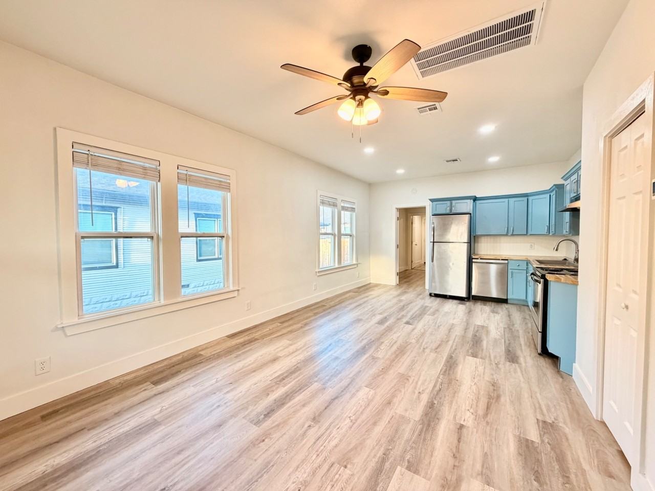 1005 S Quincy Ave - Photo 3 of 10