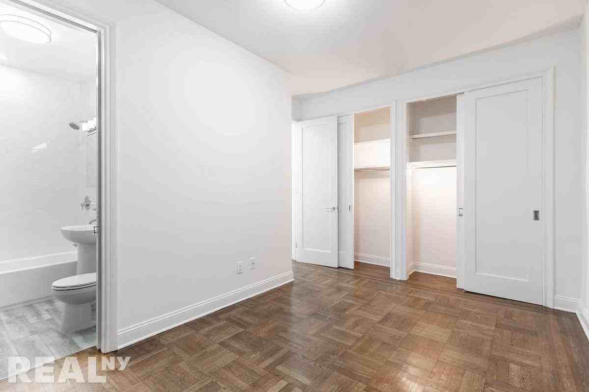 W 58th St #4C - Photo 5 of 7