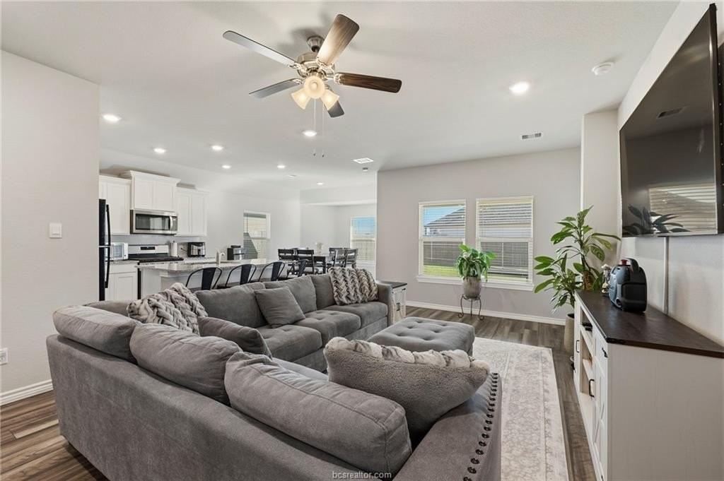 1033 Verona Dr - Photo 2 of 27