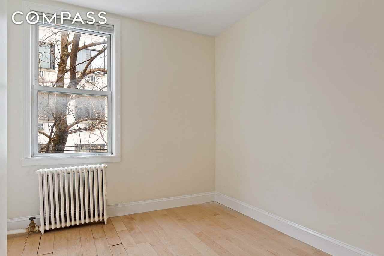 283 Devoe St #2RR - Photo 4 of 10