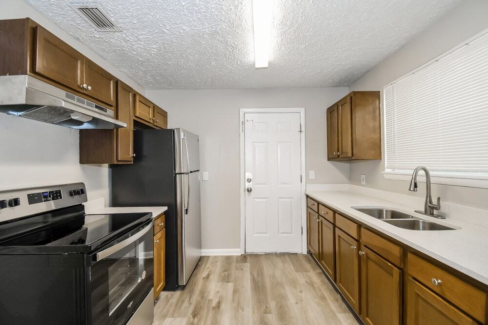 2240 Grand St - Photo 7 of 16