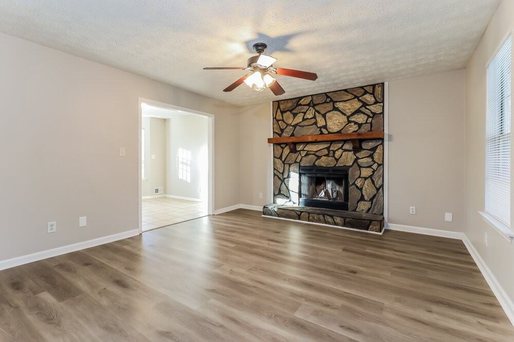 320 Laurel Ln - Photo 4 of 17