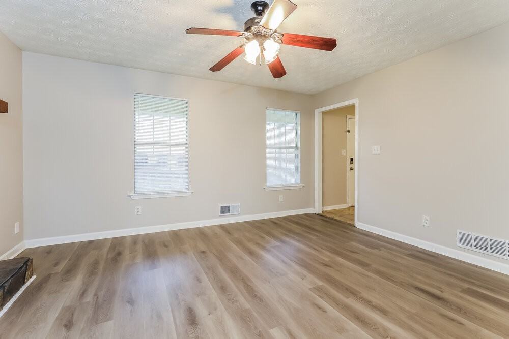 320 Laurel Ln - Photo 5 of 17