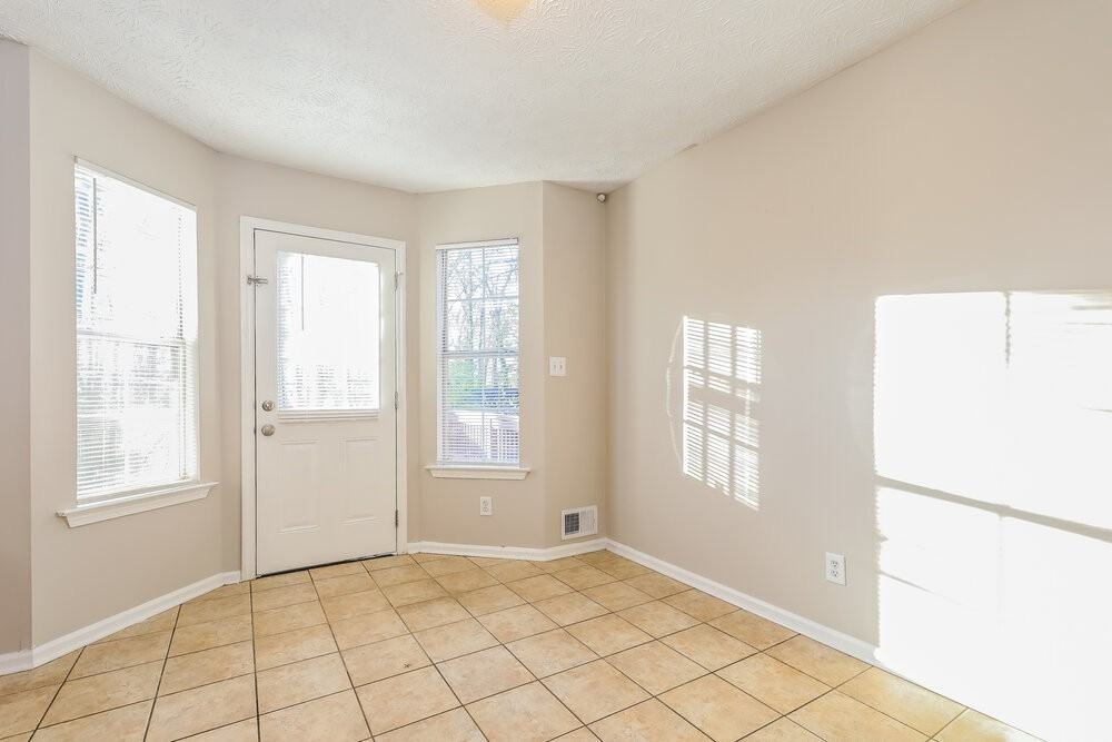 320 Laurel Ln - Photo 6 of 17