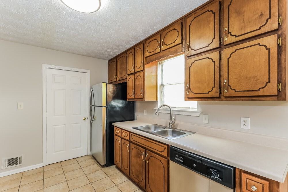 320 Laurel Ln - Photo 7 of 17