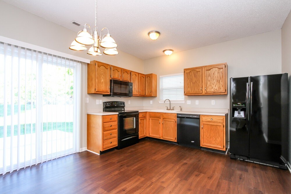 8020 Lake Tree Cir - Photo 6 of 17