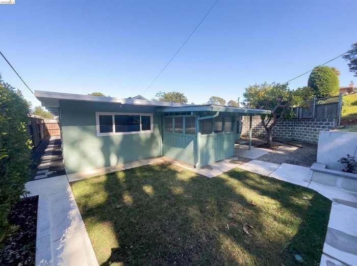 2361 Oakmont Dr - Photo 5 of 33