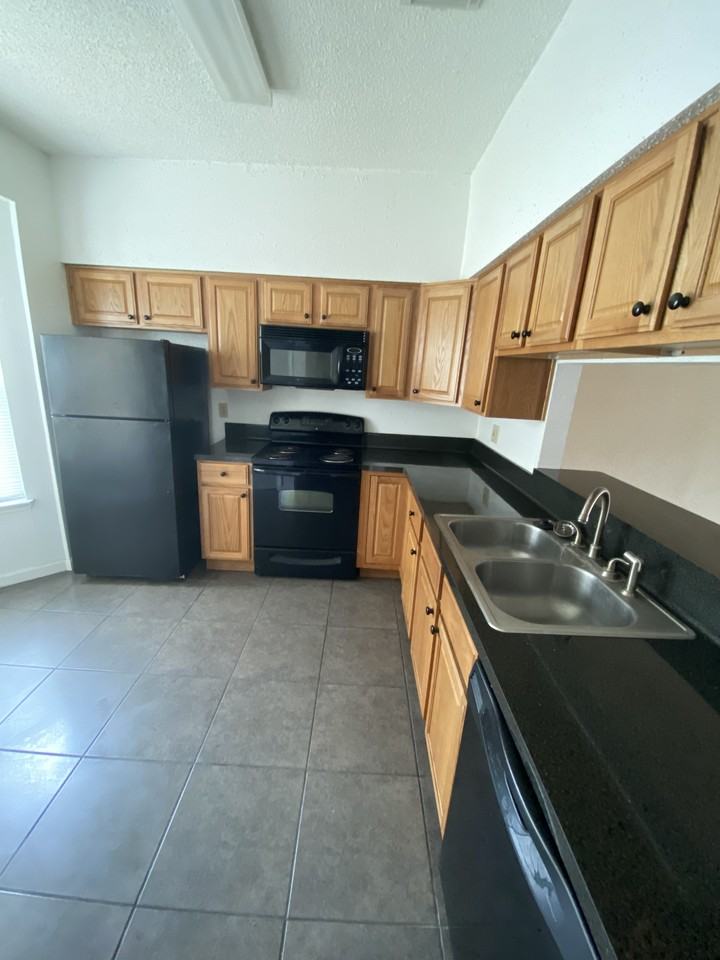 12400 Brookglade Cir - Photo 2 of 7