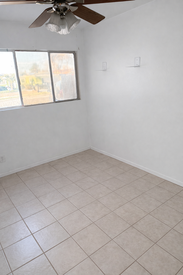 526 E Nugent St - Photo 5 of 13