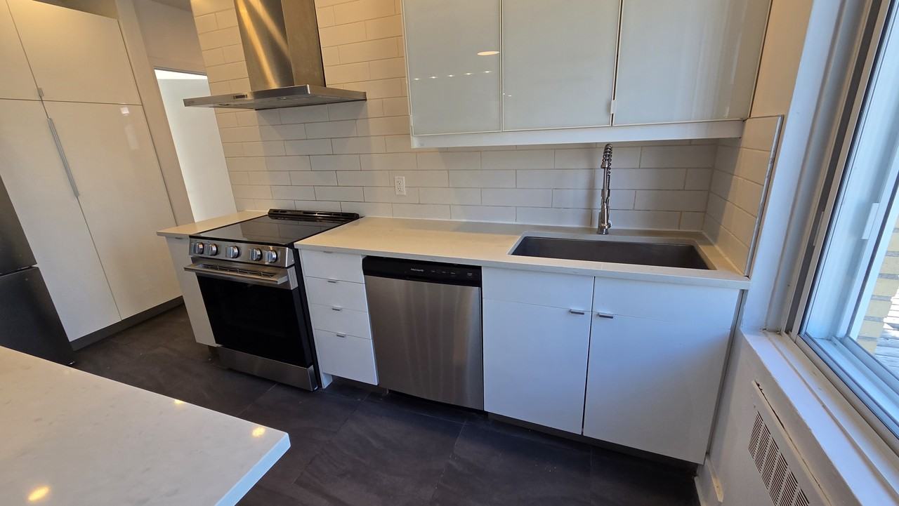 3433 Durocher - Photo 3 of 25