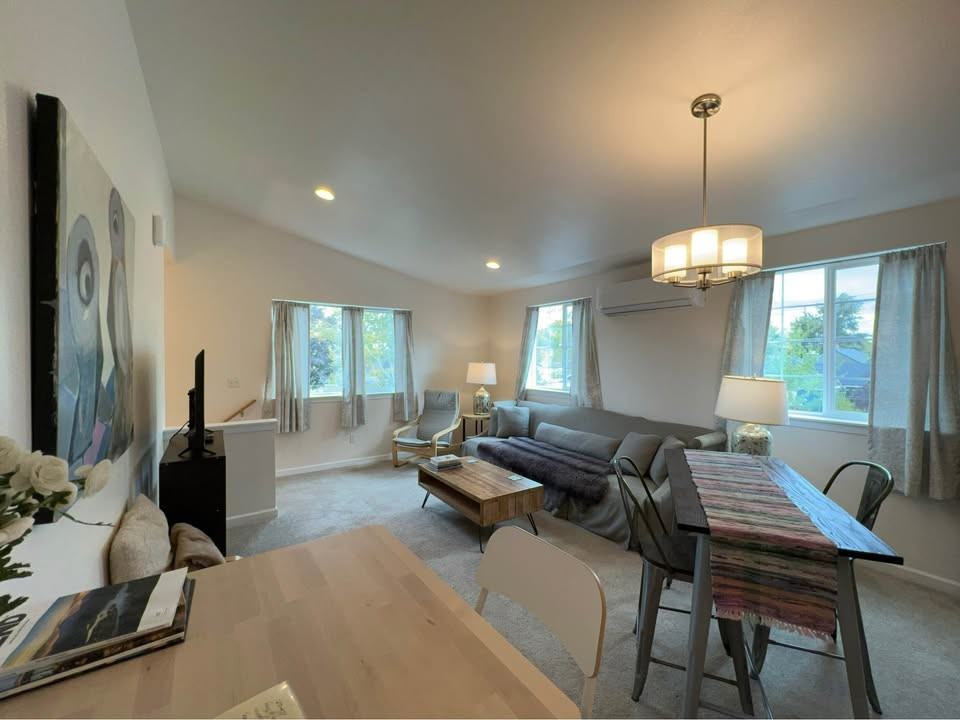 233 Nw Cedar Ave #A - Photo 2 of 5